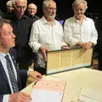 photo  la remise des partitions originales des compagnons de la chanson représentés ici par michel mellaet marc sabbat, fils de compagnons, s’est effectuée en présence de yann semler-collery, vice-présidentau département. 