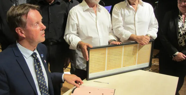 photo  la remise des partitions originales des compagnons de la chanson représentés ici par michel mellaet marc sabbat, fils de compagnons, s’est effectuée en présence de yann semler-collery, vice-présidentau département.  &copy;  co 