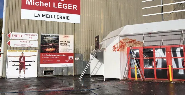 photo  les tags de la devanture de l’espace de la meilleraie en train d’être effacés, lundi 20 octobre 2025. ils ont été inscrits dans la nuit du vendredi 17 au samedi 18 octobre 2025, pour protester de la venue d’un club israélien mercredi 22 octobre 2025.  &copy;  ouest-france 