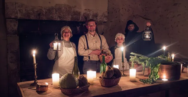 photo  la visite est guidée par des personnages costumés.  &copy;  louis jamin 