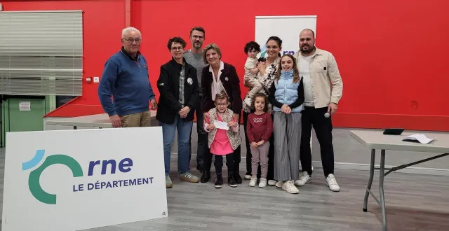 photo  remise du chèque de 1 000 € à l’association camille la chenille par le comité du trail d’écouves.  &copy;  ouest-france 