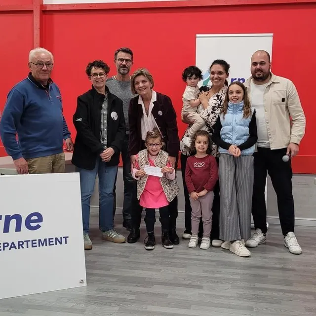 photo remise du chèque de 1 000 € à l’association camille la chenille par le comité du trail d’écouves.  ©  ouest-france