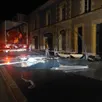 photo  dans la nuit, le transporteur a perdu son chargement dans la rue nationale, en plein centre de chalonnes, occasionnant de fortes dégradations sur le mobilier urbain. 