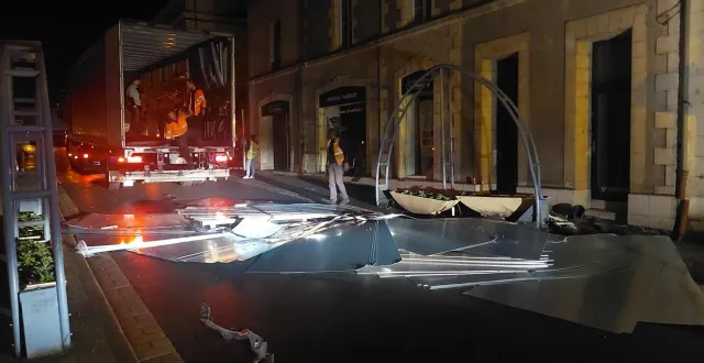 photo  dans la nuit, le transporteur a perdu son chargement dans la rue nationale, en plein centre de chalonnes, occasionnant de fortes dégradations sur le mobilier urbain.  &copy;  ouest-france 