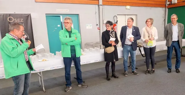 photo  à partir de la gauche, jean-pierre louvet, mycologue ; jean-yves tallois, président de l’association organisatrice dbo ; chantal jourdan, députée ; josé collado, conseiller départemental ; anne gouelibo, vice-présidente de flers agglo et michel leroyer, maire de la ferté-macé.  &copy;  ouest-france 