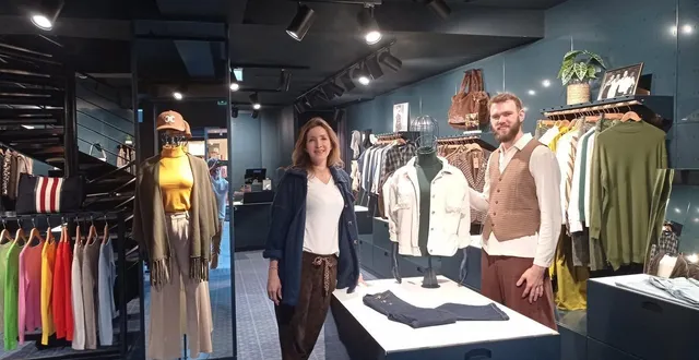 photo  gabriella romero, gérante et en charge du développement de la marque free for humanity en compagnie d’adriaan, vendeur, au sein du magasin de la rue des minimes.  &copy;  ouest-france 