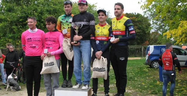 photo  lee podium de la catégorie hommes en duo.   &copy;  le maine libre. 