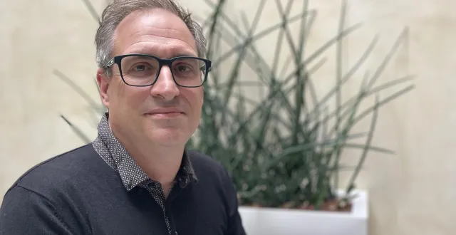 photo  arnaud rabette, enseignant âgé de 51 ans, est le candidat lutte ouvrière au mans (sarthe) aux élections municipales de mars 2026.  &copy;  ouest-france 