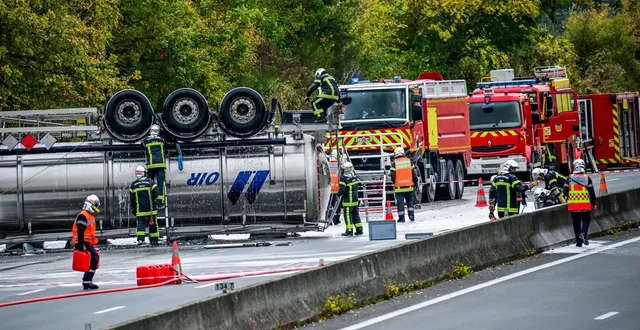 photo  cherré-au, mardi 21 octobre 2025. peu avant 16 heures et après avoir arrosé le camion accidenté de mousse, les pompiers ont pu se rapprocher du poids lourd avant l’opération de pompage.  &copy;  le maine libre - yvon loué 