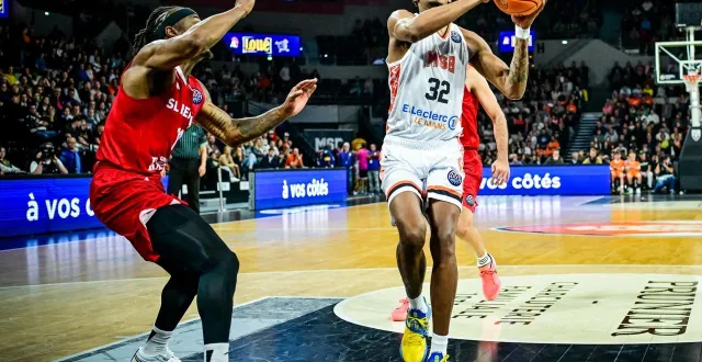 photo  lucas dufeal et le msb ont dominé benfica ce mardi à antarès.  &copy;  photo le maine libre - yvon loué 