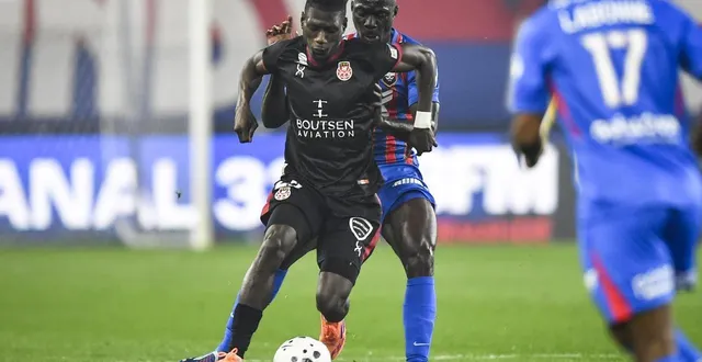 photo  dieudonné gaucho a parfaitement muselé idrissa seydi, mardi 21 octobre 2025 lors du derby entre le sm caen et le fc rouen au stade michel-d’ornano.  &copy;  charles bury / ouest-france 