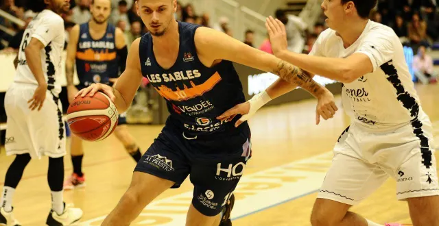 photo  thomas klein (17 points) et les sables vendées basket ont aisément écarté rennes, devant son public, ce mardi 21 octobre.  &copy;  julien kammerer 