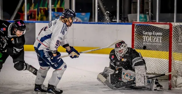 photo  orrin centazzo (angers) marque le sixième but pour angers face au gardien de brest, mathys schwerdel.  &copy;  franck seurot 