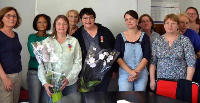 photo  les deux récipiendaires avec leurs collègues et l’encadrement.  &copy;  le maine libre 