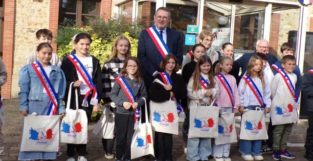 photo  les nouveaux élus de cm2 ont reçu leurs écharpes et un pin’s cocarde pour la tenir.  &copy;  le maine libre 