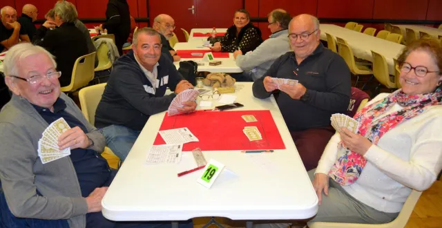 photo  robert delahaye (à gauche) fait partie des joueurs inconditionnels de tarot à précigné depuis de longues années.  &copy;  le maine libre 