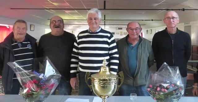photo  samedi, la société de boule de fort les amis réunis à la coutardière organisait la finale de son concours un contre un. 69 joueuses et joueurs s’étaient engagés et, au terme, daniel dabin disposait de roland lemeunier sur le score de 12 à 7. dominique meignan et gérard maillet complétaient le podium. le président alain maillet a appelé les boulistes à s’inscrire aux prochains concours locaux, notamment le un homme, une femme à l’amicale et le challenge communal dans les 18 sociétés du territoire de loire-authion.  &copy;  co 