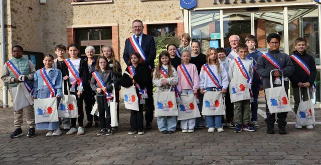 photo  dix-sept jeunes, âgés de 9 à 12 ans, ont participé à la cérémonie de remises des écharpes, pour introniser les nouveaux élus du conseil municipal des jeunes. à la question de ce que représente cet engagement, mélusine répond : « représenter les idées des jeunes, améliorer les activités, l’école, la végétalisation, ça a de l’intérêt ». demain, ils accompagneront la députée marietta karamanli, pour une visite de l’assemblée nationale et le musée des invalides.  &copy;  ouest-france 