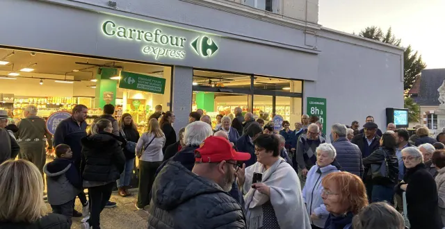 photo  la foule était dense pour l’inauguration du carrefour express. plus d’une centaine de personnes y ont assisté.  &copy;  ouest-france 