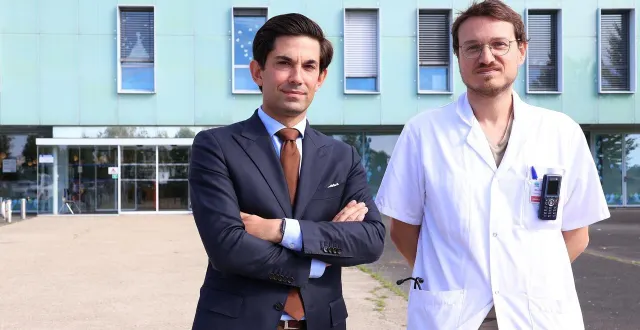 photo  aldric evain, le directeur délégué du pôle santé sarthe et loir, et jérémy lellouch, président de la commission médicale d’établissement (cme), devant l’hôpital du bailleul, début octobre 2025.  &copy;  ouest-france 