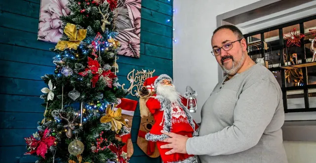 photo  le sapin et le père noël sont déjà installés dans la maison de christophe enfrein.  &copy;  photo : le maine libre - yvon loué 