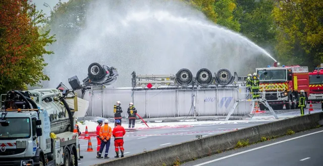 photo  un camion transportant de l’éthanol s’est couché sur l’autoroute a11 à hauteur de cherré-au en direction du mans, mardi 21 octobre 2025.  &copy;  photo le maine libre - yvon loué 