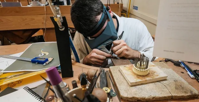 photo  hugo ploux, 20 ans, représente l’institut de bijouterie de saumur au prix jacques lenfant.  &copy;  simon torlotin / ouest-france 