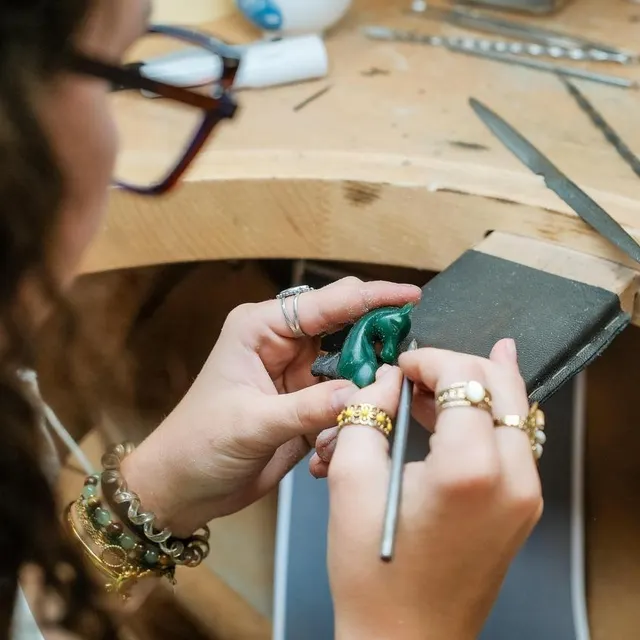 photo le bijou en forme de licorne du prix jacques lenfant, à l’institut de bijouterie de saumur, est en partie créé grâce à de la cire sculptée.  ©  simon torlotin / ouest-france