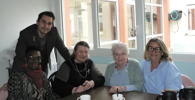 photo  évelyne sauvage et marie-thérèse tison, guides tutrices, entourées de joséphine omenya, isabelle bouillé et simon sadrin.  &copy;  ouest-france 