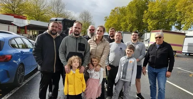 photo  tous ces descendants d’une famille de forains, qui animent la foire de longué depuis des décennies pour certains, attendent leur public samedi 25 et dimanche 26 octobre.  &copy;  co 