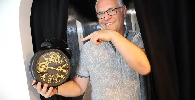 photo  flavien kleber, 53 ans, a ouvert son escape game l’espace temps à sablé-sur-sarthe mercredi 22 octobre 2025.  &copy;  ouest-france 