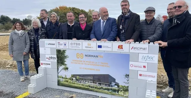 photo  les représentants des treize actionnaires publics présents pour la pose de la symbolique première pierre du méga centre de tri normantri, le 15 novembre 2024.  &copy;  archives ouest-france 