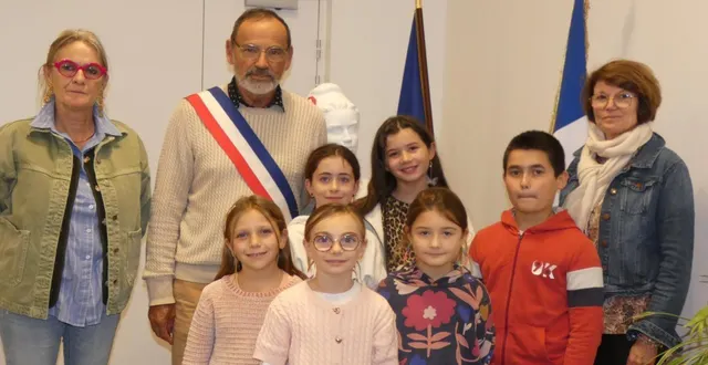 photo  les six deniers élus du cmj (ambre alusse-gressy, adéle amasse, diane berthelot, laura bossuet-talvat, théo brier et mila raulo), entourés des élus « séniors ».  &copy;  le maine libre 