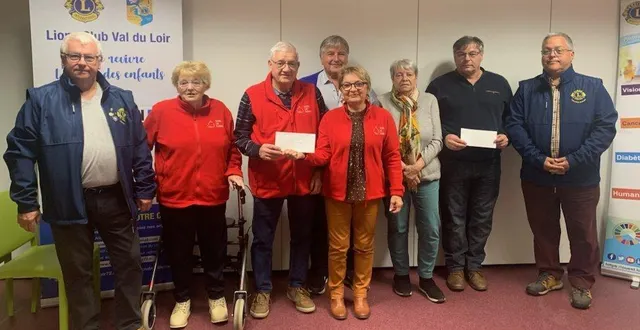 photo  le lions club a remis deux dons à des associations locales  &copy;  le maine libre 