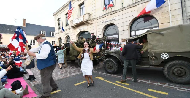 photo  place de l’hôtel de ville, comme il y a 81 ans, la population revivait les joies d’une liberté retrouvée.  &copy;  ouest-france 