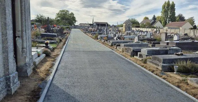 photo  la commune a lancé des travaux dans les allées des deux cimetières. après plusieurs semaines de chantier, une étape importante vient d’être franchie : la pose de l’enrobé. les allées seront désormais praticables et confortables.  &copy;  ouest-france 