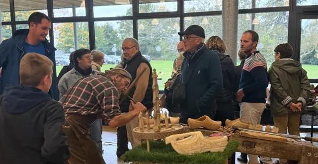 photo  sydel delporte, unique sabotier des pays de la loire, en pleine démonstration de son travail.  &copy;  ouest-france 