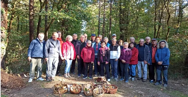 photo  les randonneurs présentent leur récolte, moins importante que celle  de l’année passée.  &copy;  co 