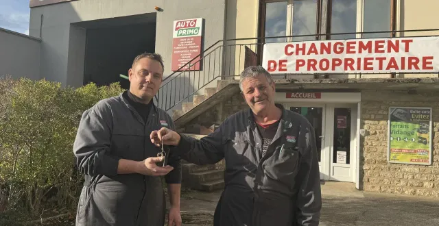 photo  après trente-trois ans d’activité, didier belloir cède son garage à son salarié, christophe leblanc.  &copy;  ouest-france 