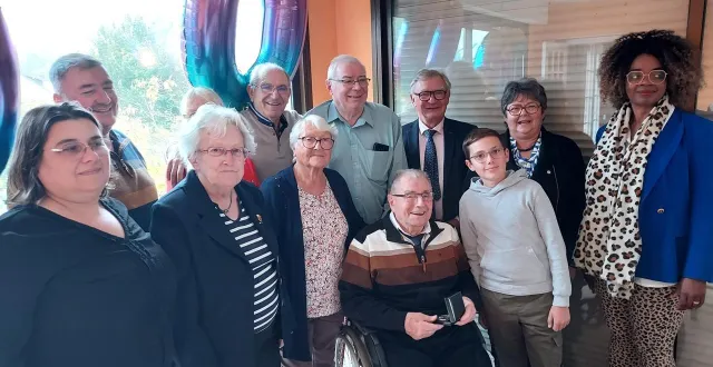 photo  la commune a tenu à célébrer les 100 ans de maurice pouillet entouré d’une partie de sa famille.  &copy;  le maine libre 