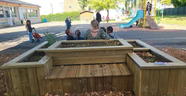 photo  les enfants de l’école maternelle jules-ferry aiment beaucoup s’asseoir ou se mettre debout sur les bancs des bacs restaurés et rassemblés sous le tilleul.  &copy;  le maine libre. 