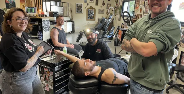 photo  alan legendre et son équipe de tatoueurs accueillent, depuis le 1er septembre dernier, leurs clients dans leur nouveau salon de tatouage à aigné.  &copy;  le maine libre 