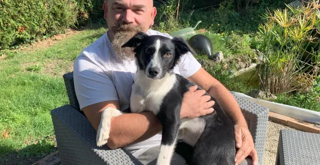 photo  dans les bras de son nouveau maître, frédéric buzance, l’histoire de la petite chienne athéna est émouvante.  &copy;  ouest-france 