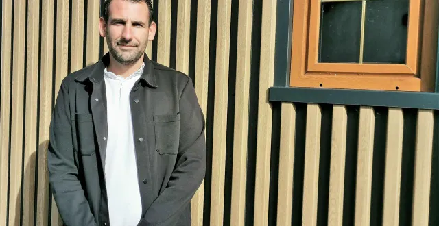 photo  le jeune artisan de 37 ans, formé chez les compagnons du devoir au mans, se lance à son compte en menuiserie.  &copy;  le maine libre 