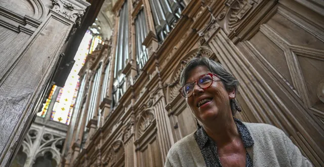 photo  marie roquebert, responsable d’art sacré du diocèse, évoque l’histoire de cet orgue installé dans la cathédrale durant la renaissance.  &copy;  photo le maine libre - denis lambert 