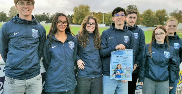 photo  élèves en but de gestion des entreprises et des administrations, ces sept jeunes sont en appui de l’organisation de l’événement.  &copy;  le maine libre 