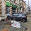 photo  la voiture a fini sa course contre la devanture du commerce a bien taux. 