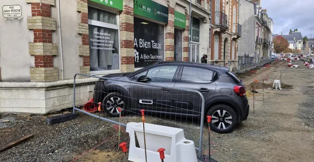 photo  la voiture a fini sa course contre la devanture du commerce a bien taux.  &copy;  le maine libre 