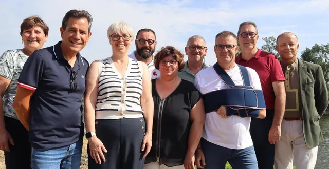 photo  magalie garreau (troisième à partir de la gauche), qui avait annoncé en juin dernier conduire la liste gardons le cap : chalonnes 2026, a finalement décidé de jeter l’éponge.  &copy;  co 