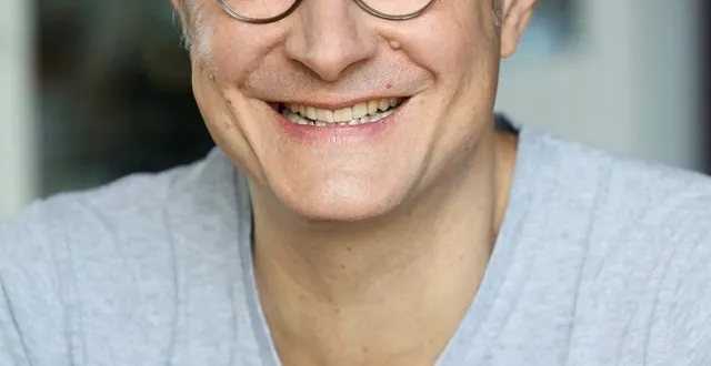 photo  alexandre pesle sera, vendredi 24 octobre 2025, sur la scène de salle condé-confluence à sablons-sur-huisne, pour la pièce la photo de mon pote aux côtés de rosalie hamet et anthony joubert.  &copy;  dr 